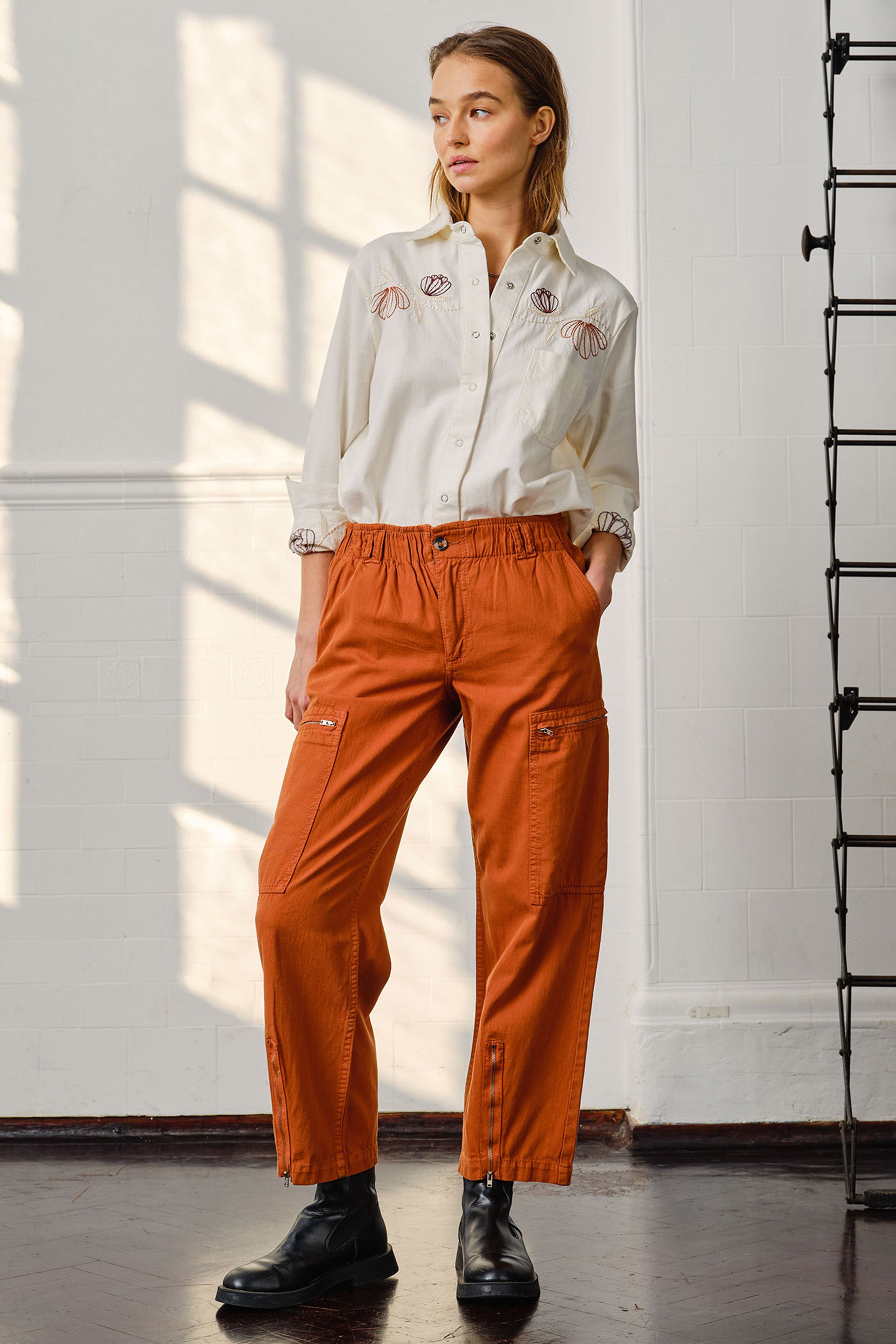 Amelia Pant in Caramel
