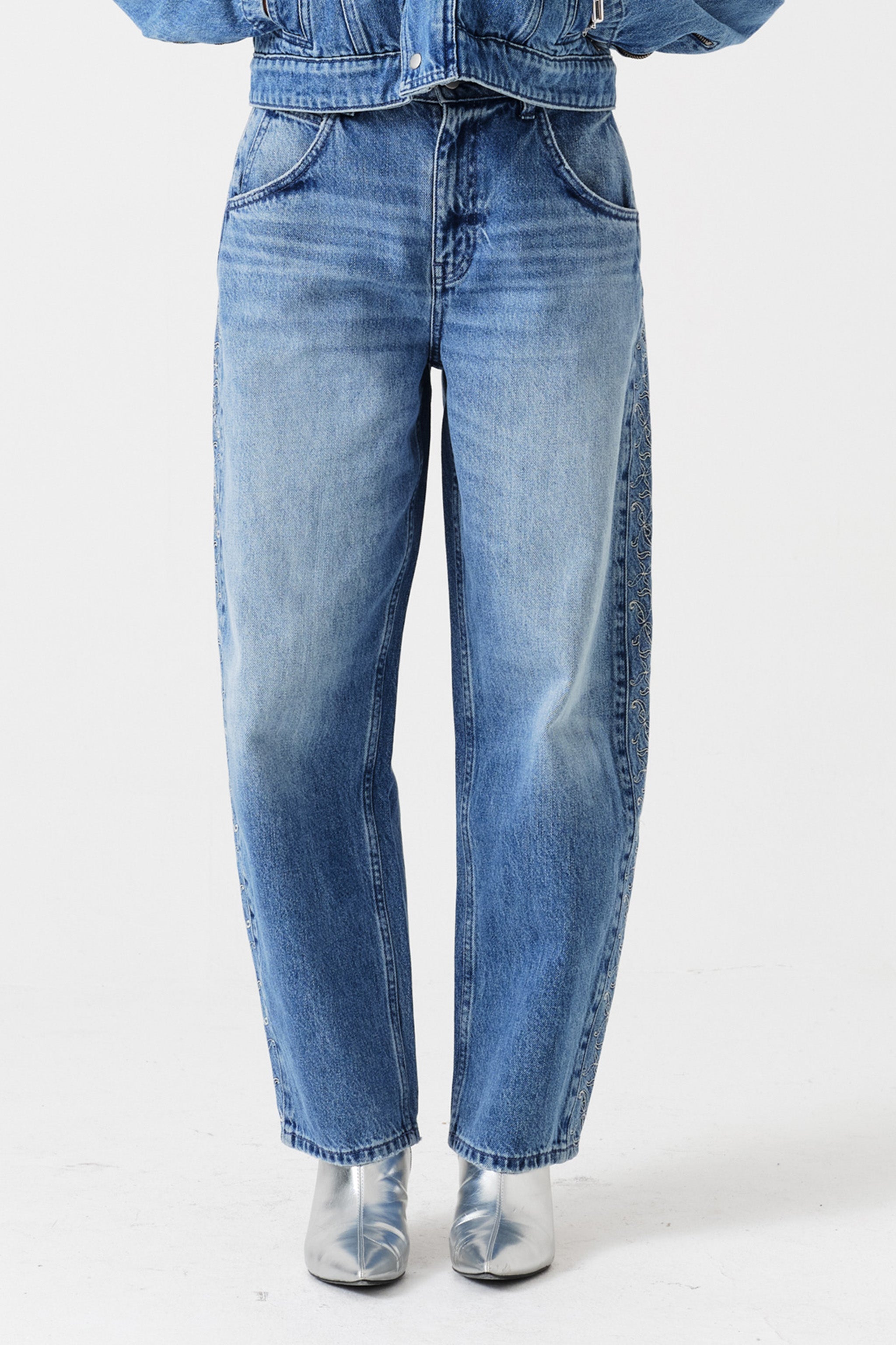 Bo Barrel Leg Embroidered Jean in Malibu