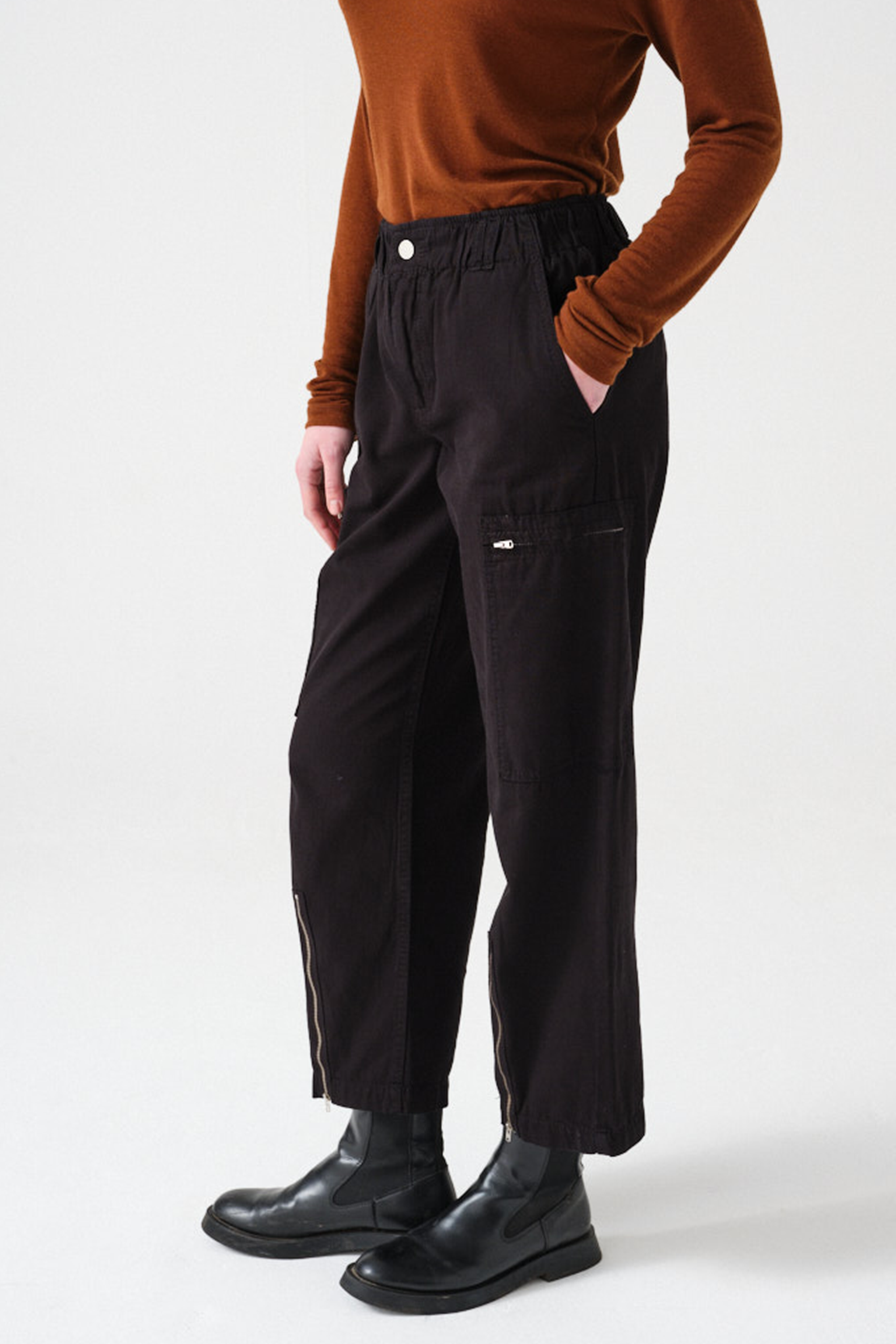 Amelia Pant in Black