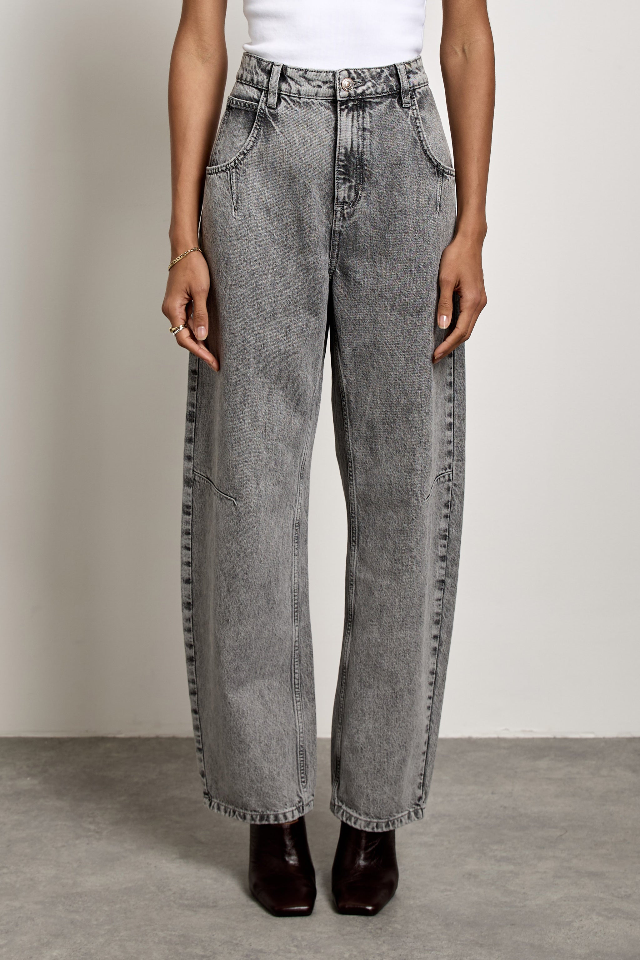 Nina Barrel Leg Jean in Silverling